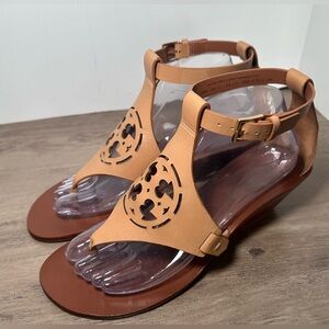 Tory Burch Women's 9M‎ Tan Wedge Thong Ankle Strap Leather Logo Summer Sandals.